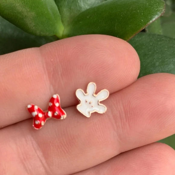 Brand new adorable delicate Minnie Mouse inspired asymmetrical stud earrings - Picture 1 of 4